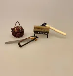 Miniature Skovhugger Økse, økse, langskaftet, skovarbejder, skovhugger, træfældning, juletræ, fæld selv, nissedør, nissebo, nissetilbehør, nisser, ting til, tilbehør, dukkehus, dukkehusting, dukkehustilbehør, 1:12, miniaturer, julekrybbe, nisselandskab, sangskjuler, brænde, brændekløver, hugge, brænde, biti, ribe