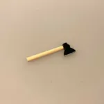 Miniature Skovhugger Økse, økse, langskaftet, skovarbejder, skovhugger, træfældning, juletræ, fæld selv, nissedør, nissebo, nissetilbehør, nisser, ting til, tilbehør, dukkehus, dukkehusting, dukkehustilbehør, 1:12, miniaturer, julekrybbe, nisselandskab, sangskjuler, brænde, brændekløver, hugge, brænde, biti, ribe