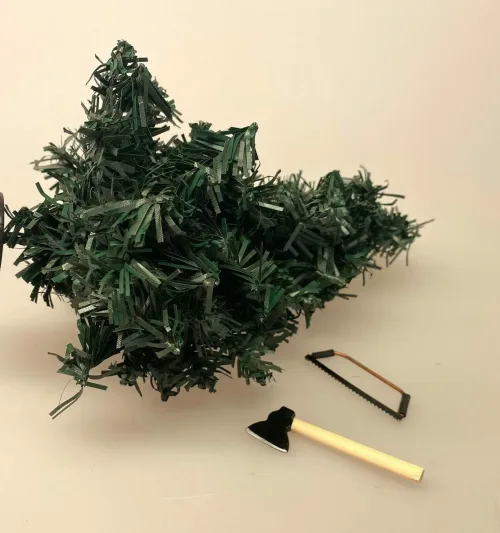 Miniature Skovhugger Økse, økse, Miniature Juletræ - Ædelgran Slanklangskaf, tet, skovarbejder, skovhugger, træfældning, juletræ, fæld selv, nissedør, nissebo, nissetilbehør, nisser, ting til, tilbehør, dukkehus, dukkehusting, dukkehustilbehør, 1:12, miniaturer, julekrybbe, nisselandskab, sangskjuler, brænde, brændekløver, hugge, brænde, biti, ribe