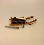 Miniature Skovhugger Økse, økse, langskaftet, skovarbejder, skovhugger, træfældning, juletræ, fæld selv, nissedør, nissebo, nissetilbehør, nisser, ting til, tilbehør, dukkehus, dukkehusting, dukkehustilbehør, 1:12, miniaturer, julekrybbe, nisselandskab, sangskjuler, brænde, brændekløver, hugge, brænde, biti, ribe