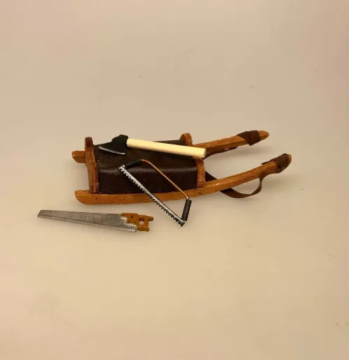 Miniature Skovhugger Økse, økse, langskaftet, skovarbejder, skovhugger, træfældning, juletræ, fæld selv, nissedør, nissebo, nissetilbehør, nisser, ting til, tilbehør, dukkehus, dukkehusting, dukkehustilbehør, 1:12, miniaturer, julekrybbe, nisselandskab, sangskjuler, brænde, brændekløver, hugge, brænde, biti, ribe