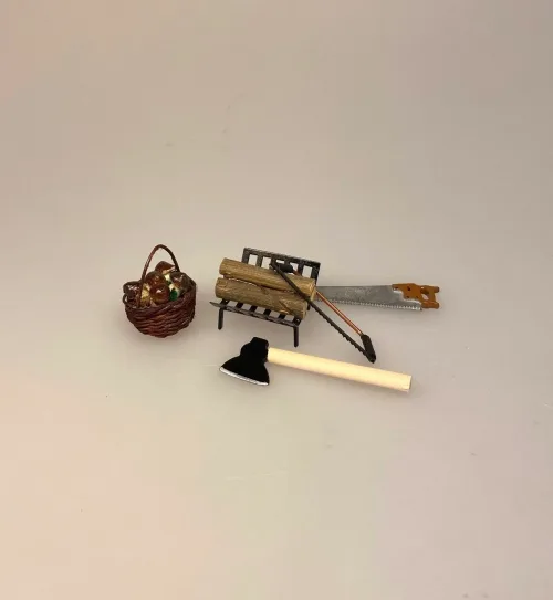 Miniature Skovhugger Økse, økse, langskaftet, skovarbejder, skovhugger, træfældning, juletræ, fæld selv, nissedør, nissebo, nissetilbehør, nisser, ting til, tilbehør, dukkehus, dukkehusting, dukkehustilbehør, 1:12, miniaturer, julekrybbe, nisselandskab, sangskjuler, brænde, brændekløver, hugge, brænde, biti, ribe