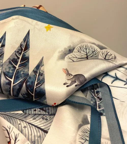 Silketørklæde Bandana Eventyr, alice, eventyrland, sceneri, vinter, motiv, kanin, hare, grantræ, træer, natur, hus, jul, eventyrligt, eventyr, Silketørklæde Bandana Lyseblå Grå Elfenben, grå, blå, dueblå, accessories, tasker, sko, nøgler, vifter, mønster, tryk, elegant, lille, smart, Silketørklæde Bandana Marine med Nøgler, lille, halsen, tørklæde, silke, eksklusiv, silkesatin, blank, lækker, luksus, gucci, saint laurent, ysl, louis vuitton, mærkevarer, luksus brands, elegant, stiligt, klassisk, billigt, tilbud, kvalitet, high end, biti, ribe, smart, til unge, til damer, lady, prinsesse diana, stil ikon, moderne, cool, gaveide, bandana, i halsen, om halsen, hårtørklæde, hårpynt, tørklæde til håret, til taske, taskepynt, biti, ribe, vadehavet, nationalpark domkirke,