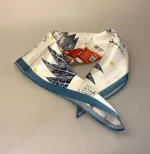 Silketørklæde Bandana Eventyr, alice, eventyrland, sceneri, vinter, motiv, kanin, hare, grantræ, træer, natur, hus, jul, eventyrligt, eventyr, Silketørklæde Bandana Lyseblå Grå Elfenben, grå, blå, dueblå, accessories, tasker, sko, nøgler, vifter, mønster, tryk, elegant, lille, smart, Silketørklæde Bandana Marine med Nøgler, lille, halsen, tørklæde, silke, eksklusiv, silkesatin, blank, lækker, luksus, gucci, saint laurent, ysl, louis vuitton, mærkevarer, luksus brands, elegant, stiligt, klassisk, billigt, tilbud, kvalitet, high end, biti, ribe, smart, til unge, til damer, lady, prinsesse diana, stil ikon, moderne, cool, gaveide, bandana, i halsen, om halsen, hårtørklæde, hårpynt, tørklæde til håret, til taske, taskepynt, biti, ribe, vadehavet, nationalpark domkirke,