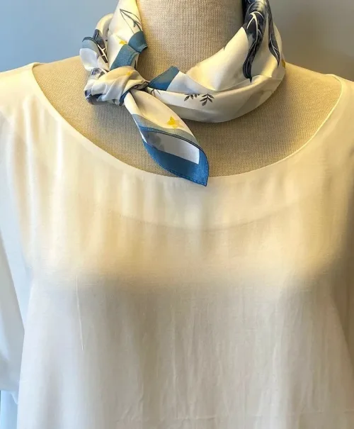 Silketørklæde Bandana Eventyr, alice, eventyrland, sceneri, vinter, motiv, kanin, hare, grantræ, træer, natur, hus, jul, eventyrligt, eventyr, Silketørklæde Bandana Lyseblå Grå Elfenben, grå, blå, dueblå, accessories, tasker, sko, nøgler, vifter, mønster, tryk, elegant, lille, smart, Silketørklæde Bandana Marine med Nøgler, lille, halsen, tørklæde, silke, eksklusiv, silkesatin, blank, lækker, luksus, gucci, saint laurent, ysl, louis vuitton, mærkevarer, luksus brands, elegant, stiligt, klassisk, billigt, tilbud, kvalitet, high end, biti, ribe, smart, til unge, til damer, lady, prinsesse diana, stil ikon, moderne, cool, gaveide, bandana, i halsen, om halsen, hårtørklæde, hårpynt, tørklæde til håret, til taske, taskepynt, biti, ribe, vadehavet, nationalpark domkirke,