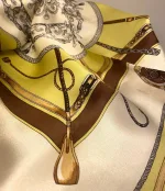 Silketørklæde Bandana Lime med Seletøj, heste, hestesko, seletøj, vuitton, chanel, gucci, elegant, ladylike, grønt, gult, limegrønt, lyst, lækkert, kvalitet, ren, silke, lille, kvadratisk, bandana, nicki, firkantet, charmeklud, flot, gave, gaveide, biti, ribe, silketørklæde