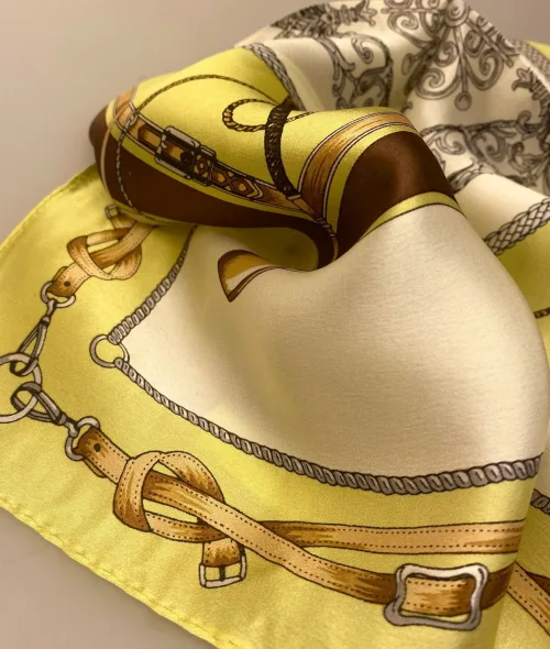 Silketørklæde Bandana Lime med Seletøj, heste, hestesko, seletøj, vuitton, chanel, gucci, elegant, ladylike, grønt, gult, limegrønt, lyst, lækkert, kvalitet, ren, silke, lille, kvadratisk, bandana, nicki, firkantet, charmeklud, flot, gave, gaveide, biti, ribe, silketørklæde