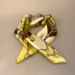 Silketørklæde Bandana Lime med Seletøj, heste, hestesko, seletøj, vuitton, chanel, gucci, elegant, ladylike, grønt, gult, limegrønt, lyst, lækkert, kvalitet, ren, silke, lille, kvadratisk, bandana, nicki, firkantet, charmeklud, flot, gave, gaveide, biti, ribe, silketørklæde