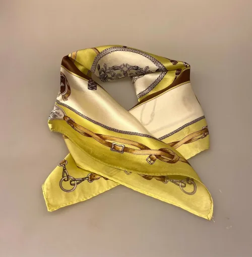 Silketørklæde Bandana Lime med Seletøj, heste, hestesko, seletøj, vuitton, chanel, gucci, elegant, ladylike, grønt, gult, limegrønt, lyst, lækkert, kvalitet, ren, silke, lille, kvadratisk, bandana, nicki, firkantet, charmeklud, flot, gave, gaveide, biti, ribe, silketørklæde