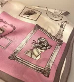 Silketørklæde Bandana Rosa Grå Elfenben, accessories, tasker, sko, nøgler, vifter, mønster, tryk, elegant, lille, smart, Silketørklæde Bandana Marine med Nøgler, lille, halsen, tørklæde, silke, eksklusiv, silkesatin, blank, lækker, luksus, gucci, saint laurent, ysl, louis vuitton, mærkevarer, luksus brands, elegant, stiligt, klassisk, billigt, tilbud, kvalitet, high end, biti, ribe, smart, til unge, til damer, lady, prinsesse diana, stil ikon, moderne, cool, gaveide, bandana, i halsen, om halsen, hårtørklæde, hårpynt, tørklæde til håret, til taske, taskepynt, biti, ribe, vadehavet, nationalpark domkirke,