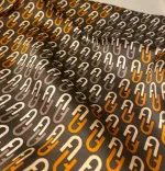 mellem Silketørklæde Kvadratisk - Grafisk Brun Beige Logo, retro, malene birger, design, dansk, klassisk, silke, silkesatin, blank, lækker, luksus, smart, tilbehør, stewardesse, hls, charmeklud, elegant, stiligt, stilfuldt, gucci, dior, valentino, sporty, damet, gave, gaveide, biti, ribe