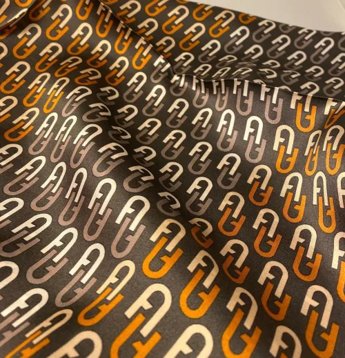 mellem Silketørklæde Kvadratisk - Grafisk Brun Beige Logo, retro, malene birger, design, dansk, klassisk, silke, silkesatin, blank, lækker, luksus, smart, tilbehør, stewardesse, hls, charmeklud, elegant, stiligt, stilfuldt, gucci, dior, valentino, sporty, damet, gave, gaveide, biti, ribe