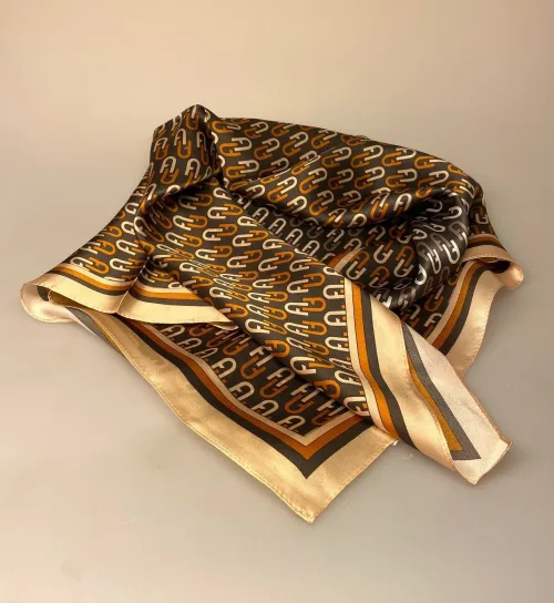 mellem Silketørklæde Kvadratisk - Grafisk Brun Beige Logo, retro, malene birger, design, dansk, klassisk, silke, silkesatin, blank, lækker, luksus, smart, tilbehør, stewardesse, hls, charmeklud, elegant, stiligt, stilfuldt, gucci, dior, valentino, sporty, damet, gave, gaveide, biti, ribe