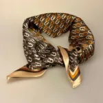 Silketørklæde Kvadratisk Mellem - Grafisk Brun Beige Logo, retro, malene birger, design, dansk, klassisk, silke, silkesatin, blank, lækker, luksus, smart, tilbehør, stewardesse, hls, charmeklud, elegant, stiligt, stilfuldt, gucci, dior, valentino, sporty, damet, gave, gaveide, biti, ribe