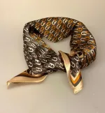 Silketørklæde Kvadratisk Mellem - Grafisk Brun Beige Logo, retro, malene birger, design, dansk, klassisk, silke, silkesatin, blank, lækker, luksus, smart, tilbehør, stewardesse, hls, charmeklud, elegant, stiligt, stilfuldt, gucci, dior, valentino, sporty, damet, gave, gaveide, biti, ribe