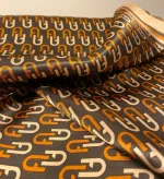 mellem Silketørklæde Kvadratisk - Grafisk Brun Beige Logo, retro, malene birger, design, dansk, klassisk, silke, silkesatin, blank, lækker, luksus, smart, tilbehør, stewardesse, hls, charmeklud, elegant, stiligt, stilfuldt, gucci, dior, valentino, sporty, damet, gave, gaveide, biti, ribe