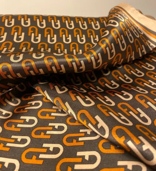 mellem Silketørklæde Kvadratisk - Grafisk Brun Beige Logo, retro, malene birger, design, dansk, klassisk, silke, silkesatin, blank, lækker, luksus, smart, tilbehør, stewardesse, hls, charmeklud, elegant, stiligt, stilfuldt, gucci, dior, valentino, sporty, damet, gave, gaveide, biti, ribe