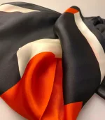 Silketørklæde Kvadratisk - Grafisk Rød Sort Creme, grafisk, felter, striber, malene birger, design, dansk, klassisk, silke, silkesatin, blank, lækker, luksus, smart, tilbehør, stewardesse, hls, charmeklud, elegant, stiligt, stilfuldt, gucci, dior, valentino, sporty, damet, gave, gaveide, biti, ribe