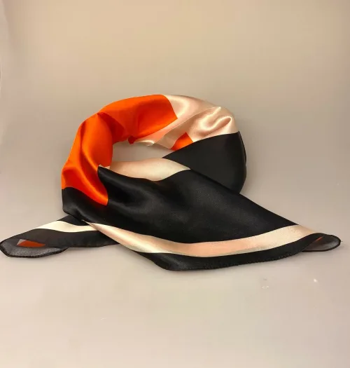 Silketørklæde Kvadratisk - Grafisk Rød Sort Creme, grafisk, felter, striber, malene birger, design, dansk, klassisk, silke, silkesatin, blank, lækker, luksus, smart, tilbehør, stewardesse, hls, charmeklud, elegant, stiligt, stilfuldt, gucci, dior, valentino, sporty, damet, gave, gaveide, biti, ribe