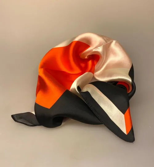 Silketørklæde Kvadratisk - Grafisk Rød Sort Creme, grafisk, felter, striber, malene birger, design, dansk, klassisk, silke, silkesatin, blank, lækker, luksus, smart, tilbehør, stewardesse, hls, charmeklud, elegant, stiligt, stilfuldt, gucci, dior, valentino, sporty, damet, gave, gaveide, biti, ribe