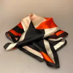 Silketørklæde Kvadratisk - Grafisk Rød Sort Creme, grafisk, felter, striber, malene birger, design, dansk, klassisk, silke, silkesatin, blank, lækker, luksus, smart, tilbehør, stewardesse, hls, charmeklud, elegant, stiligt, stilfuldt, gucci, dior, valentino, sporty, damet, gave, gaveide, biti, ribe