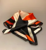 Silketørklæde Kvadratisk - Grafisk Rød Sort Creme, grafisk, felter, striber, malene birger, design, dansk, klassisk, silke, silkesatin, blank, lækker, luksus, smart, tilbehør, stewardesse, hls, charmeklud, elegant, stiligt, stilfuldt, gucci, dior, valentino, sporty, damet, gave, gaveide, biti, ribe