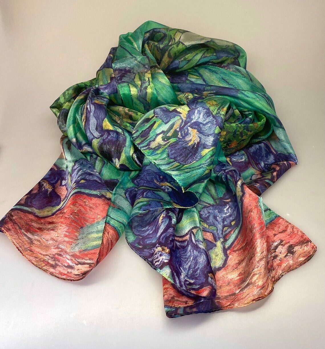 Silketørklæde Satin XL - Van Gogh Iris, kunst, kunstmotiv, maleri, vincent van gogh, iris, blå, grøn, stort, flot, kvalitet, lækkert, smukt, festligt, stola, satin, blank, ren, silke, silketørklæde, gave, gaveide, elegant, langt,