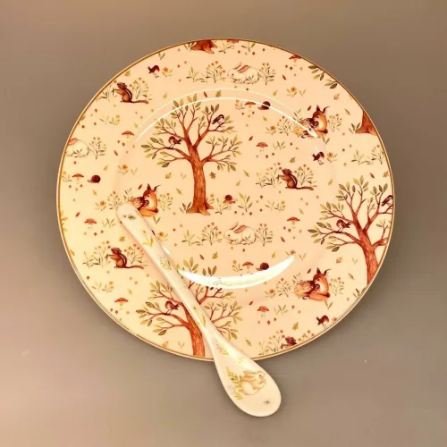 Tallerken Porcelæn Ø 19 cm - Skovens Dyr, tallerken, kagetallerken, barneservice, børneservice, børnetallerken, børneservice, lille, sød, fin, smuk, eventyr, eventyrlig, skoven, tema, finurlig, fødselsdag, gave, gaveide, dåb, dåbsgave, barnedåd, barselsgave, baby, shower, egern, bamse, bjørn, natur, særlig, barnebarn, børnebørn, kage, sidetallerken, biti, ribe, forest,