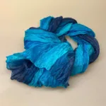 Twistet Silketørklæde 90101 Blå Farver, gråblå, denimblå, marine, navy, cobolt, kobolt, havfarver, , silke, ægte, pongee, glat, snoet, crash, twistet, auckland, salto, lækker, kvalitet, sporty, fyldig, biti, ribe, snoet, silketørklæde, gave, gaveide, smart, eksklusiv, elegant, hawaii