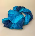 Twistet Silketørklæde 90101 Blå Farver, gråblå, denimblå, marine, navy, cobolt, kobolt, havfarver, , silke, ægte, pongee, glat, snoet, crash, twistet, auckland, salto, lækker, kvalitet, sporty, fyldig, biti, ribe, snoet, silketørklæde, gave, gaveide, smart, eksklusiv, elegant, hawaii