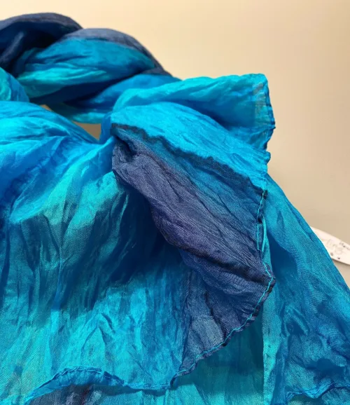 Twistet Silketørklæde 90101 Blå Farver, gråblå, denimblå, marine, navy, cobolt, kobolt, havfarver, , silke, ægte, pongee, glat, snoet, crash, twistet, auckland, salto, lækker, kvalitet, sporty, fyldig, biti, ribe, snoet, silketørklæde, gave, gaveide, smart, eksklusiv, elegant, hawaii