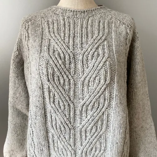 Harley Dame Pullover med Snoninger Lysegrå, lækker, luksus, fed, tyk, vamset, cashmere, super, soft, stilig, stilfuld, klassisk, aran, snoninger, mønser, ensfarvet, sweater, skøn, smuk, enkel, stil, kvalitet, fnuldrer ikke, skotsk, dame, strik, ren, uld, ulden, biti, pige, pullover, striktrøje, trøje, ganni, irsk, biti, ribe, lambswool, merino