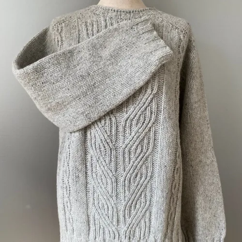 Harley Dame Pullover med Snoninger Lysegrå, lækker, luksus, fed, tyk, vamset, cashmere, super, soft, stilig, stilfuld, klassisk, aran, snoninger, mønser, ensfarvet, sweater, skøn, smuk, enkel, stil, kvalitet, fnuldrer ikke, skotsk, dame, strik, ren, uld, ulden, biti, pige, pullover, striktrøje, trøje, ganni, irsk, biti, ribe, lambswool, merino