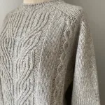 Harley Dame Pullover med Snoninger Lysegrå, lækker, luksus, fed, tyk, vamset, cashmere, super, soft, stilig, stilfuld, klassisk, aran, snoninger, mønser, ensfarvet, sweater, skøn, smuk, enkel, stil, kvalitet, fnuldrer ikke, skotsk, dame, strik, ren, uld, ulden, biti, pige, pullover, striktrøje, trøje, ganni, irsk, biti, ribe, lambswool, merino