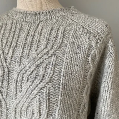 Harley Dame Pullover med Snoninger Lysegrå, lækker, luksus, fed, tyk, vamset, cashmere, super, soft, stilig, stilfuld, klassisk, aran, snoninger, mønser, ensfarvet, sweater, skøn, smuk, enkel, stil, kvalitet, fnuldrer ikke, skotsk, dame, strik, ren, uld, ulden, biti, pige, pullover, striktrøje, trøje, ganni, irsk, biti, ribe, lambswool, merino