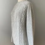 Harley Dame Pullover med Snoninger Lysegrå, lækker, luksus, fed, tyk, vamset, cashmere, super, soft, stilig, stilfuld, klassisk, aran, snoninger, mønser, ensfarvet, sweater, skøn, smuk, enkel, stil, kvalitet, fnuldrer ikke, skotsk, dame, strik, ren, uld, ulden, biti, pige, pullover, striktrøje, trøje, ganni, irsk, biti, ribe, lambswool, merino