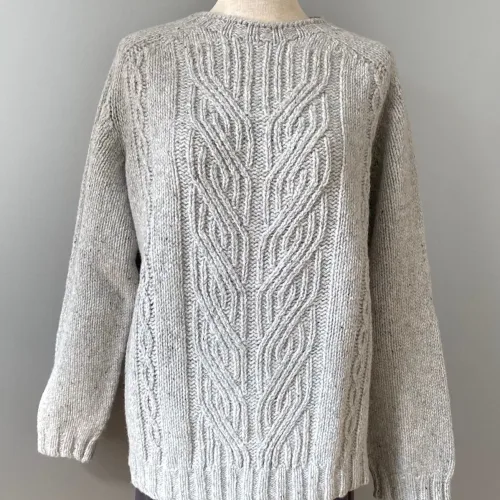 Harley Dame Pullover med Snoninger Lysegrå, lækker, luksus, fed, tyk, vamset, cashmere, super, soft, stilig, stilfuld, klassisk, aran, snoninger, mønser, ensfarvet, sweater, skøn, smuk, enkel, stil, kvalitet, fnuldrer ikke, skotsk, dame, strik, ren, uld, ulden, biti, pige, pullover, striktrøje, trøje, ganni, irsk, biti, ribe, lambswool, merino