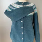 Harley of Scotland - Færø Cardigan Petrol, petroleumsfarvet, petroleumsgrøn, grøn, mørk, turkis, bågrøn, rosa, feminin, piget, girly, rosenrød, cardigan, strik, jakke, strikjakke, trøje, knapper, gennemknappet, stjernemønster, bærestykke, færø, mønster, klassisk, traditionel, moderne, flot, speciel, lækker, kvalitet, til, piger, damer, sporty, casual, uld, ulden, ren, lambswool, let, lun, overgangs, skotsk, islænder, norsk, snefnug, biti, ribe, vadehavet, sort, sol, nationalpark, design, striktrøje