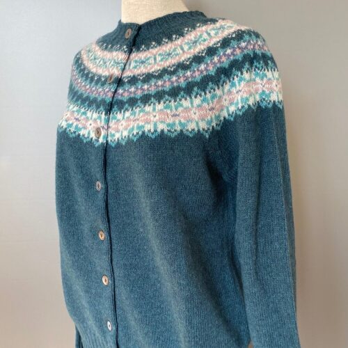 Harley of Scotland - Færø Cardigan Petrol, petroleumsfarvet, petroleumsgrøn, grøn, mørk, turkis, bågrøn, rosa, feminin, piget, girly, rosenrød, cardigan, strik, jakke, strikjakke, trøje, knapper, gennemknappet, stjernemønster, bærestykke, færø, mønster, klassisk, traditionel, moderne, flot, speciel, lækker, kvalitet, til, piger, damer, sporty, casual, uld, ulden, ren, lambswool, let, lun, overgangs, skotsk, islænder, norsk, snefnug, biti, ribe, vadehavet, sort, sol, nationalpark, design, striktrøje