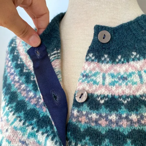 Harley of Scotland - Færø Cardigan Petrol, petroleumsfarvet, petroleumsgrøn, grøn, mørk, turkis, bågrøn, rosa, feminin, piget, girly, rosenrød, cardigan, strik, jakke, strikjakke, trøje, knapper, gennemknappet, stjernemønster, bærestykke, færø, mønster, klassisk, traditionel, moderne, flot, speciel, lækker, kvalitet, til, piger, damer, sporty, casual, uld, ulden, ren, lambswool, let, lun, overgangs, skotsk, islænder, norsk, snefnug, biti, ribe, vadehavet, sort, sol, nationalpark, design, striktrøje