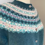 Harley of Scotland - Færø Cardigan Petrol, petroleumsfarvet, petroleumsgrøn, grøn, mørk, turkis, bågrøn, rosa, feminin, piget, girly, rosenrød, cardigan, strik, jakke, strikjakke, trøje, knapper, gennemknappet, stjernemønster, bærestykke, færø, mønster, klassisk, traditionel, moderne, flot, speciel, lækker, kvalitet, til, piger, damer, sporty, casual, uld, ulden, ren, lambswool, let, lun, overgangs, skotsk, islænder, norsk, snefnug, biti, ribe, vadehavet, sort, sol, nationalpark, design, striktrøje