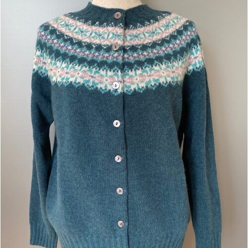 Harley of Scotland - Færø Cardigan Petrol, petroleumsfarvet, petroleumsgrøn, grøn, mørk, turkis, bågrøn, rosa, feminin, piget, girly, rosenrød, cardigan, strik, jakke, strikjakke, trøje, knapper, gennemknappet, stjernemønster, bærestykke, færø, mønster, klassisk, traditionel, moderne, flot, speciel, lækker, kvalitet, til, piger, damer, sporty, casual, uld, ulden, ren, lambswool, let, lun, overgangs, skotsk, islænder, norsk, snefnug, biti, ribe, vadehavet, sort, sol, nationalpark, design, striktrøje