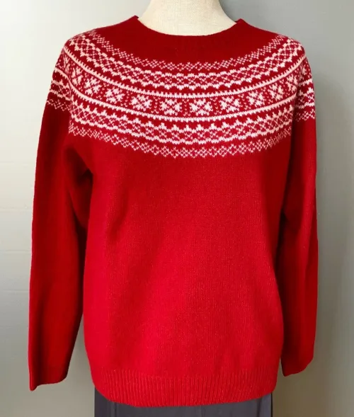 Harley of Scotland - Færø Pullover Ekstra Soft Rød, soft, blød, superfin, cashmere, kashmir, angora, merino, lækker, luksus, Rød, rigtig, rød, postkasserød, julerød, julestrik, jule, sweater, strik, trøje, damestrik, pigestrik, pullover, trøje, ren, 100% uld, lambswool, skotsk, færøisk, færø, ulden, uldstrik, let, lun, smart, moderne, klassisk, flot, rød, hvid, hipster, hip, biti, ribe, norsk, vadehavet, sort, sol,