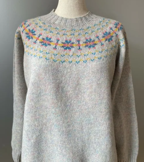 Harley of Scotland - Færø Pullover Pastelmix, lysegrå, perlegrå, grå, pastelfarvet, pastelfarver, perlemorsfarver, sart, lys, neutral, stilig, stilet, diskret, yndig, novel, klassisk, moderne, islændrer, sara lund, islandsk, skotsk, færømønster, færø, mønsterstrik, pullover, sweater, damestrik, overgangs, let, lun, smart, behagelig, ren uld, ulden, pigestrik, norsk, skostk, biti, ribe, vadehavet, lambswool, lammeuld, kradser ikke,