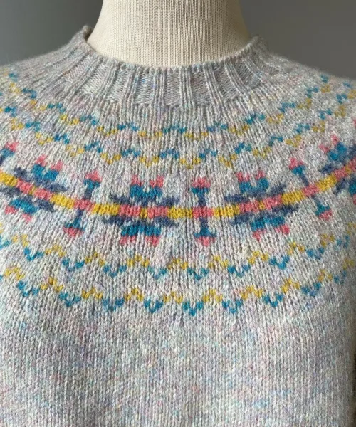 Harley of Scotland - Færø Pullover Pastelmix, lysegrå, perlegrå, grå, pastelfarvet, pastelfarver, perlemorsfarver, sart, lys, neutral, stilig, stilet, diskret, yndig, novel, klassisk, moderne, islændrer, sara lund, islandsk, skotsk, færømønster, færø, mønsterstrik, pullover, sweater, damestrik, overgangs, let, lun, smart, behagelig, ren uld, ulden, pigestrik, norsk, skostk, biti, ribe, vadehavet, lambswool, lammeuld, kradser ikke,