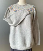 Harley of Scotland - Færø Pullover Pastelmix, lysegrå, perlegrå, grå, pastelfarvet, pastelfarver, perlemorsfarver, sart, lys, neutral, stilig, stilet, diskret, yndig, novel, klassisk, moderne, islændrer, sara lund, islandsk, skotsk, færømønster, færø, mønsterstrik, pullover, sweater, damestrik, overgangs, let, lun, smart, behagelig, ren uld, ulden, pigestrik, norsk, skostk, biti, ribe, vadehavet, lambswool, lammeuld, kradser ikke,