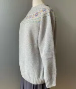 Harley of Scotland - Færø Pullover Pastelmix, lysegrå, perlegrå, grå, pastelfarvet, pastelfarver, perlemorsfarver, sart, lys, neutral, stilig, stilet, diskret, yndig, novel, klassisk, moderne, islændrer, sara lund, islandsk, skotsk, færømønster, færø, mønsterstrik, pullover, sweater, damestrik, overgangs, let, lun, smart, behagelig, ren uld, ulden, pigestrik, norsk, skostk, biti, ribe, vadehavet, lambswool, lammeuld, kradser ikke,