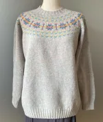Harley of Scotland - Færø Pullover Pastelmix, lysegrå, perlegrå, grå, pastelfarvet, pastelfarver, perlemorsfarver, sart, lys, neutral, stilig, stilet, diskret, yndig, novel, klassisk, moderne, islændrer, sara lund, islandsk, skotsk, færømønster, færø, mønsterstrik, pullover, sweater, damestrik, overgangs, let, lun, smart, behagelig, ren uld, ulden, pigestrik, norsk, skostk, biti, ribe, vadehavet, lambswool, lammeuld, kradser ikke,