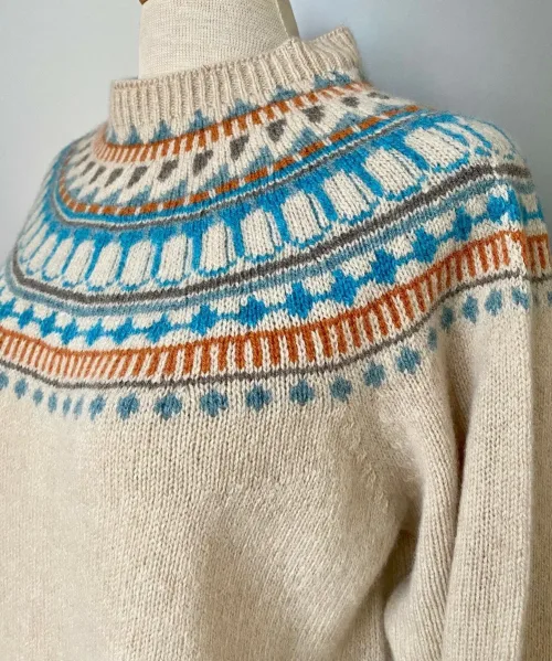 Harley of Scotland - Færø Pullover Super Soft - Beige, cashmere, kashmir, supersoft, ekstr blød, blød, let, skøn, kvalitet, lambswool, merino, angora, strik, pullover, sweater, lun, elegant, chic, stilfuld, sporty, smart, frisk, diskret, beige, turkis, lys, løs, klædelig, casual, damestrik, striktrøje, ulden, uldtrøje, biti, ribe, skotsk, færø, islandsk, norsk, speciel, særlig, sort, sol, vadehavet, dagmar, lærke bakker, feminin,