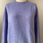 Harley of Scotland – Dame Pullover Lambswool Violblå, lilla, violet, blålilla, lyseblå, kornblomst, lilac, pullover, let, smart, enkel, stilet, kvalitet, lækker, lun, let, tynd, overgangs, klædelig, sweater, strik, damestrik, trøje, uld, ren, lambswool, uldstrik, striktrøje, ensfarvet, biti, skotsk, yndig, feminin, sporty, causal, kllassisk, biti, ribe, vadehavet,